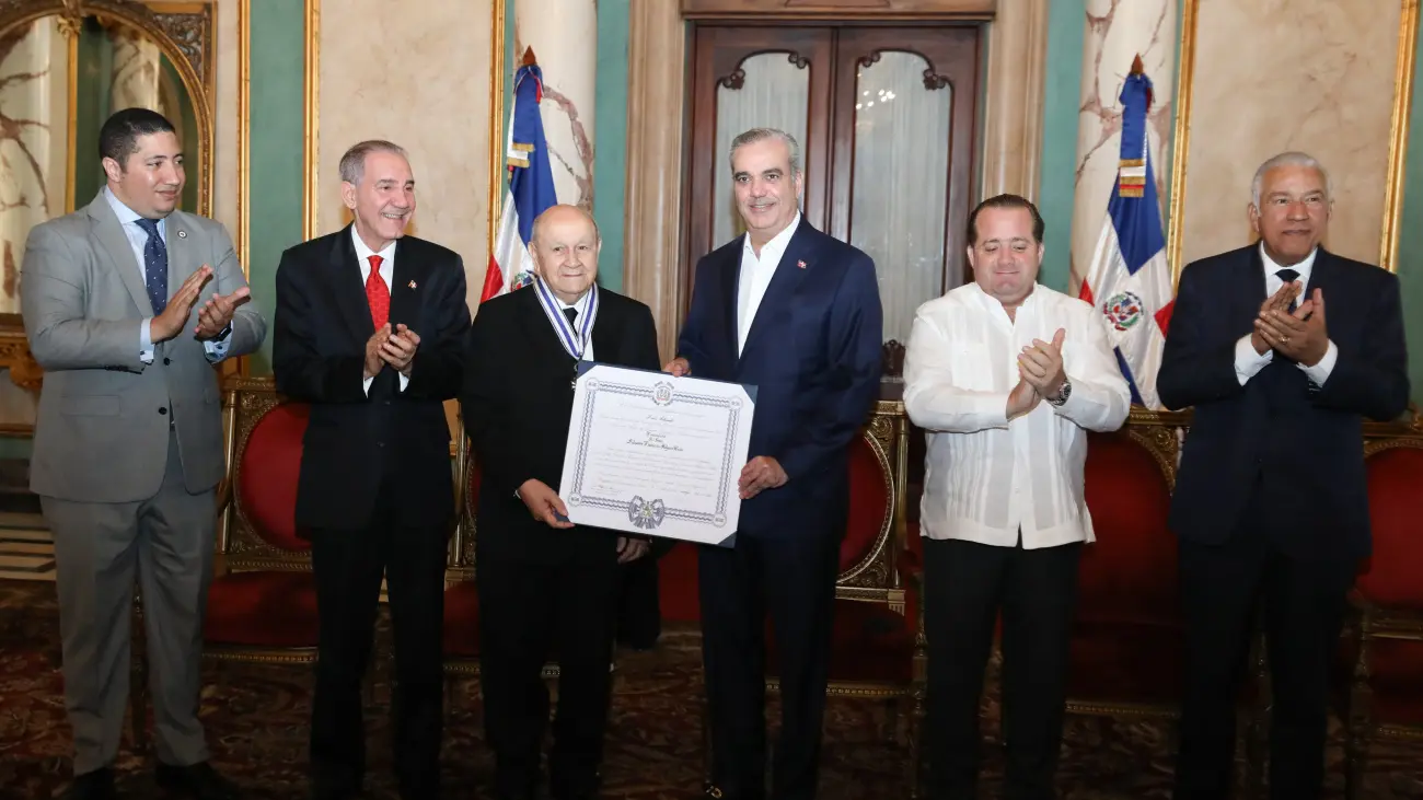 Abinader condecora a Salvador Francisco (Franklyn) Holguín Haché con la Orden Duarte, Sánchez y Mella, en el Grado de Comendador