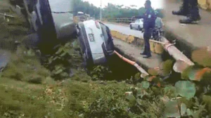 ¡Accidente! Yipeta se desliza y queda incrustada bajo puente en Nagua