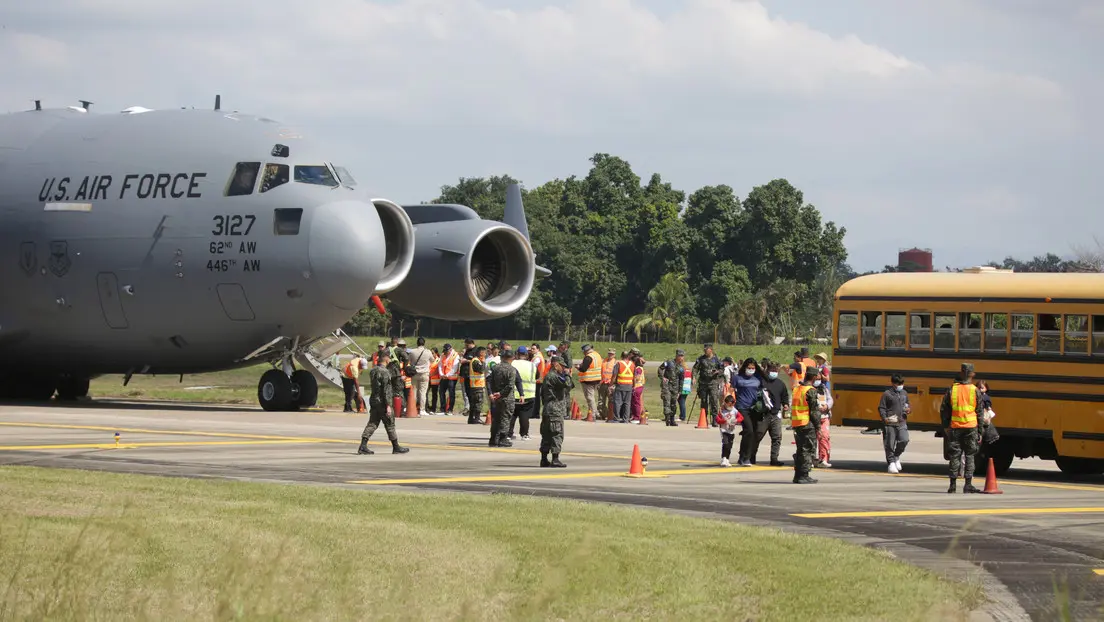 EE.UU. deja de usar aviones militares para deportar migrantes y esta sería la razón