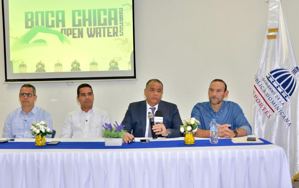 César Ruiz, presidente del Comité Organizador del Abierto de Natación de Aguas Abiertas, al centro, junto a José Luis Bautista, Máximo Abreu y Oscar Luis Monzón.