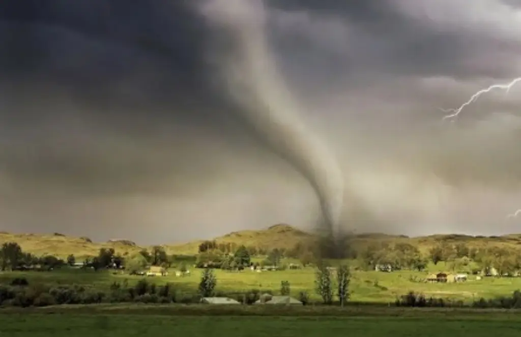 Un tornado causas destrozos en viviendas y un canal de televisión en Orlando