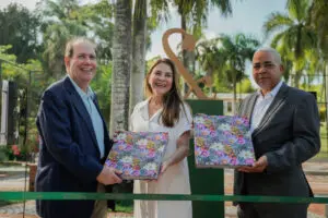 Felipe Vicini, presidente ejecutivo de INICIA; Carolina Mejía, alcaldesa del DN y Pedro Nolasco, director del Jardín Botánico Nacional durante la apertura de la exposición. FUENTE EXTERNA