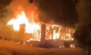 Mujer fallece y su pareja resulta herida durante incendio de su vivienda en Santiago