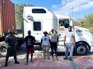 Arrestan camionero que ocultaba haitianos indocumentados en compartimentos de una patana