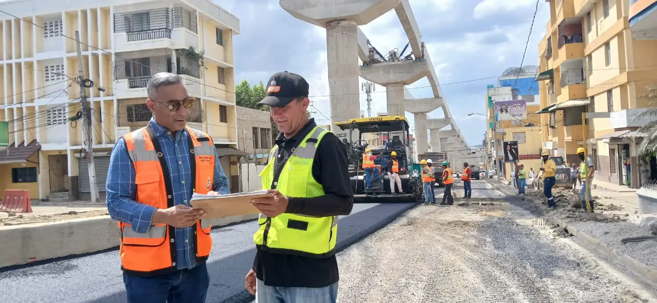 Dueños de negocios y comunitarios de la Avenida Las Carreras en Santiago mostraron satisfacción luego de la colocación de asfalto en esa importante avenida