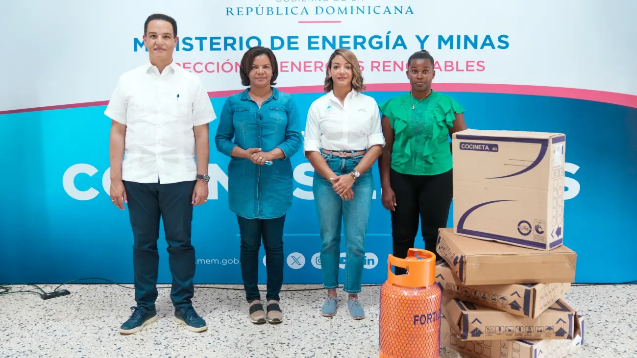 Ministerio de Energía y Minas lanza proyecto ,”Cocinas Limpias”, con la entrega de 51 kits de estufa y cilindro de gas en Yamasá