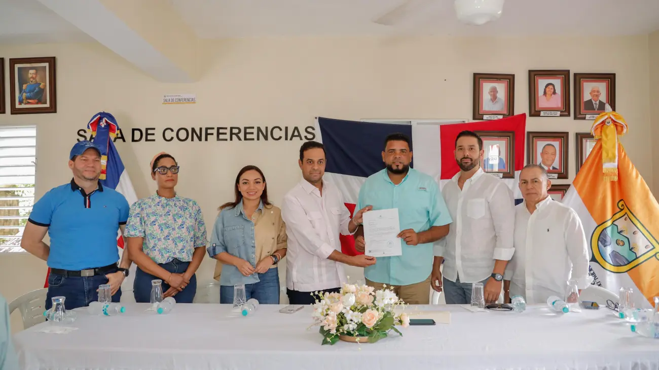 Gobierno entrega certificaciones de fondos para obras y compra de equipos en Gaspar Hernández