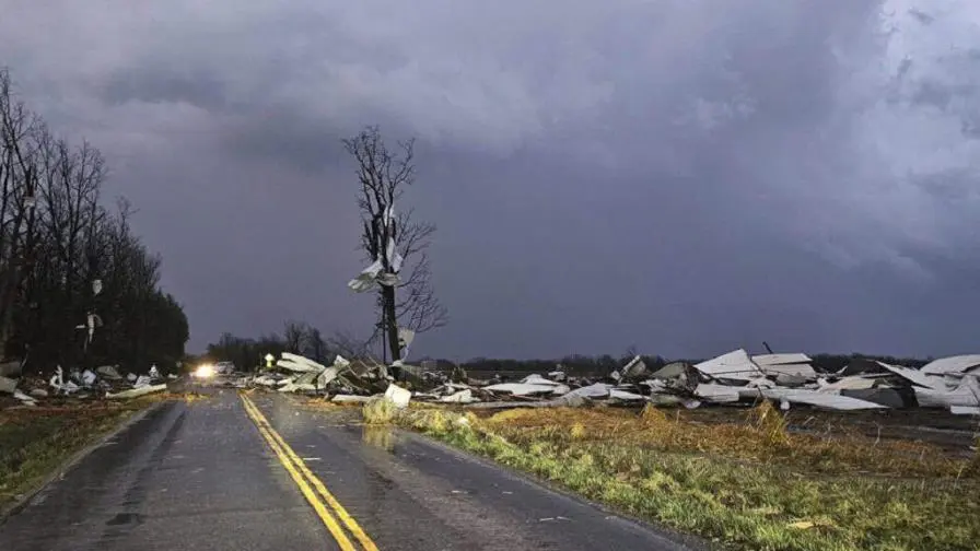 Tormenta provoca amenaza de tornados y fuego y causa al menos 16 muertes en EE. UU.