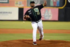 Enny Romero, reforzó a las Estrellas siendo pitcher del Escogido, en el draft de reingreso de la temporada 2020-2021