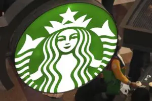 Starbucks debe $50 millones a cliente que se quemó los genitales