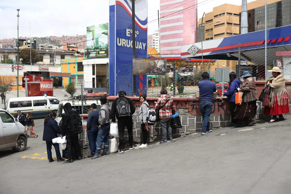 Largas filas por combustible y denuncias de aumento de precios en alimentos en Bolivia