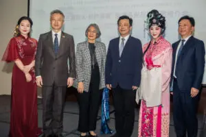 Miembros del comité de Cultura y Turismo de Hunan, junto a artistas participantes durante la presentación. FUENTE EXTERNA