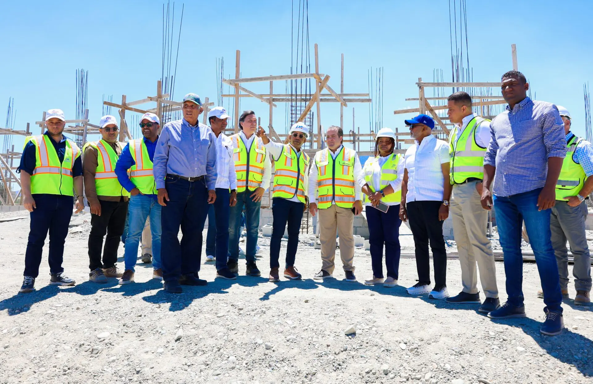 Ministro Paliza y director del DA inspeccionan avance aeropuerto El Granero del Sur, en San Juan