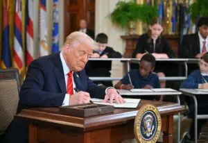 Trump firma una orden para desmantelar casi por completo el Departamento de Educación