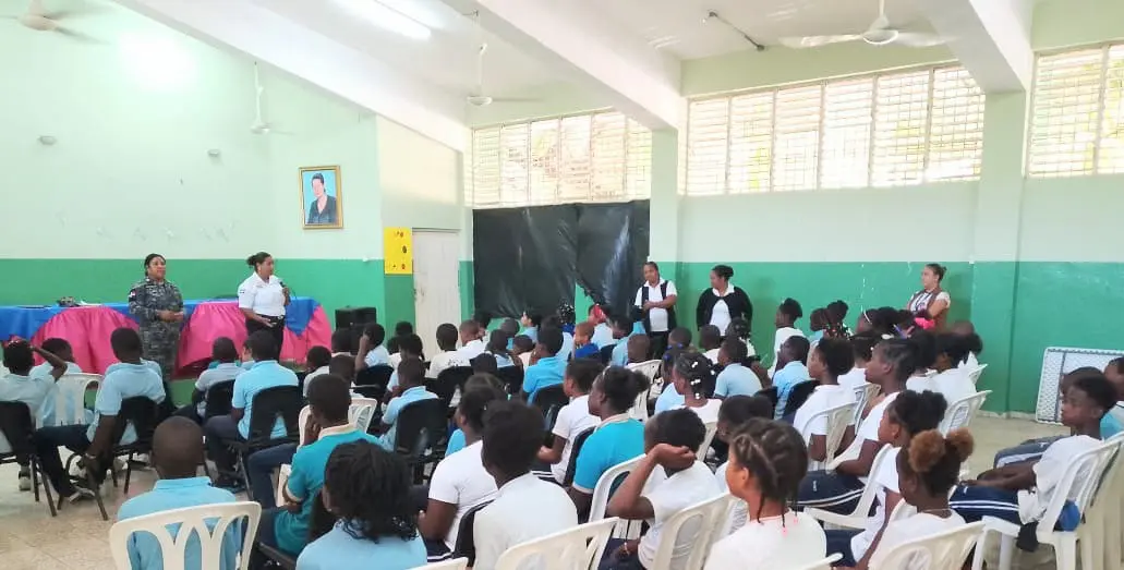 A través de charlas educativas las Policía Nacional fortalece sus lazos con estudiantes de comunidad de Barahona