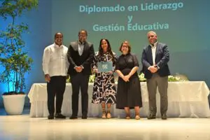 Representantes del Instituto 512 durante la entrega de certificado de participación del diplomado. FUENTE EXTERNA