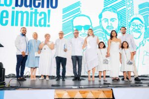 Familia Taveras al momento de don Leonel recibir el reconocimiento por su trayectoria y legado. FUENTE EXTERNA