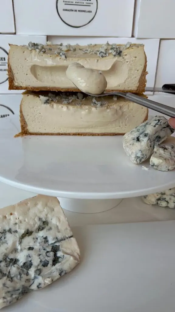 Cheesecake al estilo vasco con queso roquefort