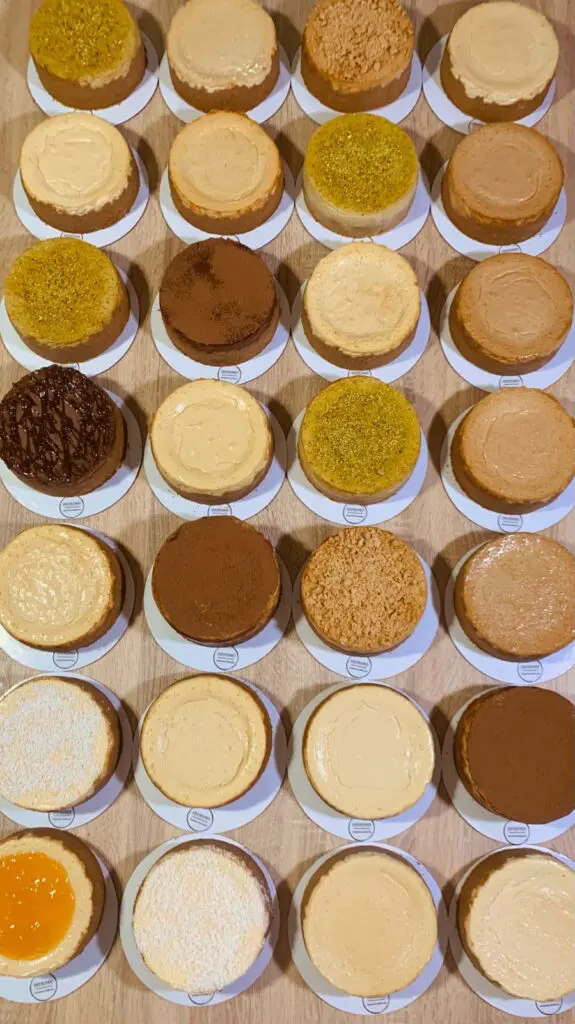 Diferentes creaciones de Cheesecake al estilo vasco de Corazoěn de Mermelada