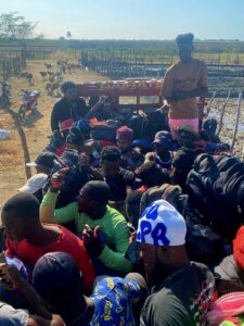 Detienen 35 indocumentados ocultos en vivienda en Montecristi