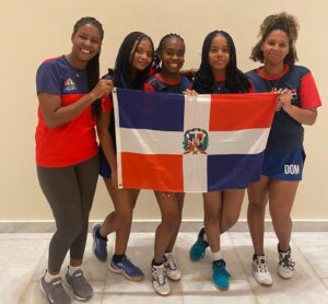 La entrenadora Johenny Valdez, junto a las atletas juveniles Dafne Sosa, Arianna Estrella, Eduanny de la Cruz y Yesmeilin Guerrero.