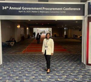 Especialista Stephany Rosario participa en la conferencia anual de contrataciones públicas en Washington