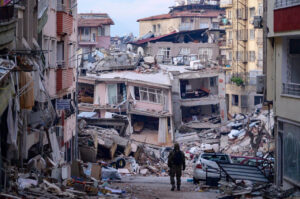 El terremoto en Turquía ocasionó que miles de personas salieran a la calle presas del pánico
