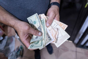 Salario mínimo en Venezuela 2025: la propuesta para Maduro