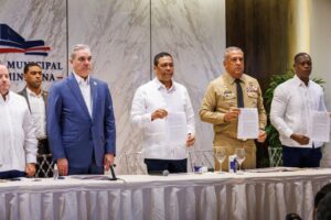 DGM, Alcaldes y Presidentes de Distritos Municipales firman acuerdo para fortalecer políticas migratorias