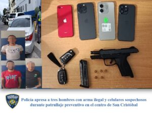 Policías apresan tres hombres en San Cristóbal con un arma de fuego ilegal y cuatro teléfonos celulares
