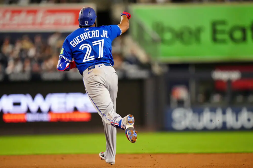 Guerrero Jr., conectó este viernes su segundo vuelacerca de la temporada 2025