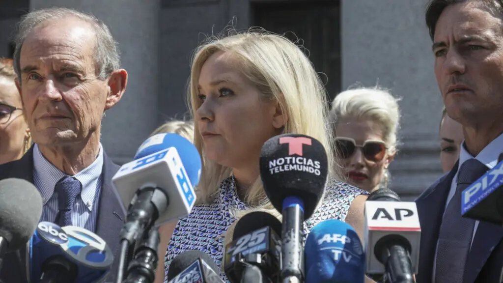 El testimonio de Virginia Giuffre fue clave para juicio contra el magnate y su cómplice, quien permanece tras las rejas