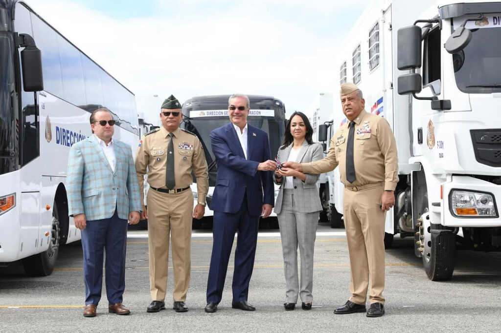 Así son los nuevos vehículos de deportación en RD