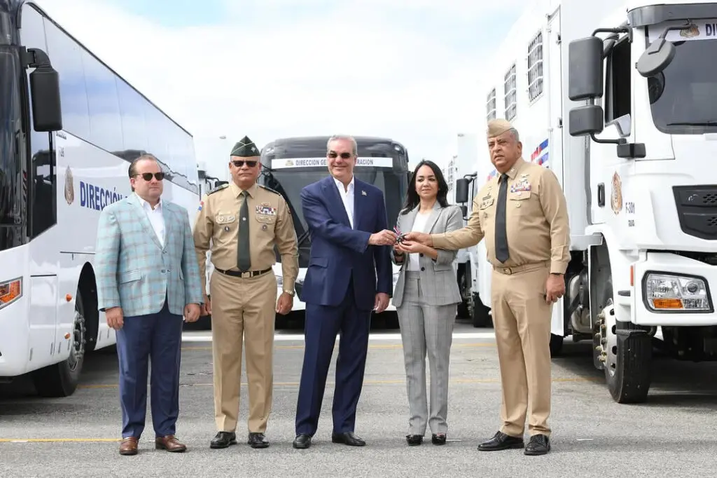 Así son los nuevos vehículos de deportación en RD