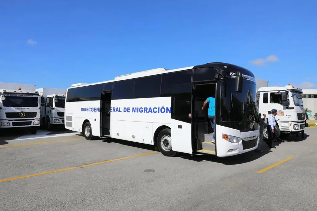Así son los nuevos vehículos de deportación en RD