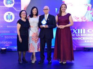 Entrega de reconocimiento a la Dra. Elbi Morla Báez. Entrega las doctoras (De izquierda a derecha). Dra. Ángela Matos y Dra. Rosario Almánzar