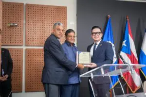 Director del COE y la DAEH recibe reconocimiento del Parlacen por más de 20 años de servicio salvando vidas