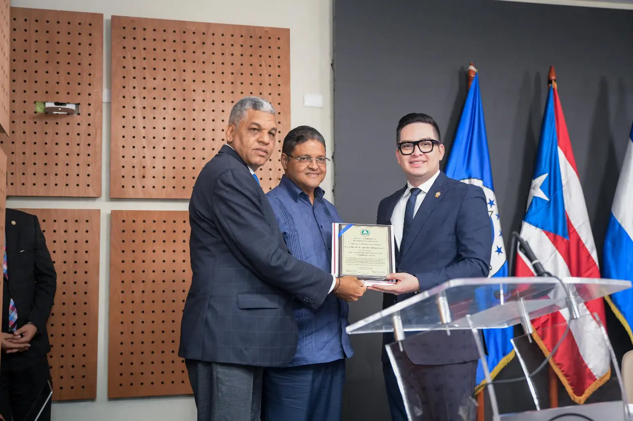 Director del COE y la DAEH recibe reconocimiento del Parlacen por más de 20 años de servicio salvando vidas