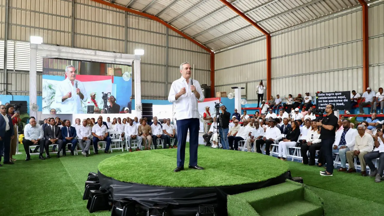 Abinader inicia Programa de Titulación Municipal, en Monte Plata, con la entrega de 1,400 certificados que beneficiarán a 5,600 personas
