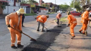 Obras Públicas bachean en cruce de la carretera de Ingenio Nuevo
