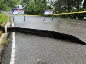 Carretera Gaspar Hernández-Tenares colapsa a causa de las lluvias