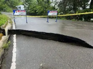Carretera Gaspar Hernández-Tenares colapsa a causa de las lluvias