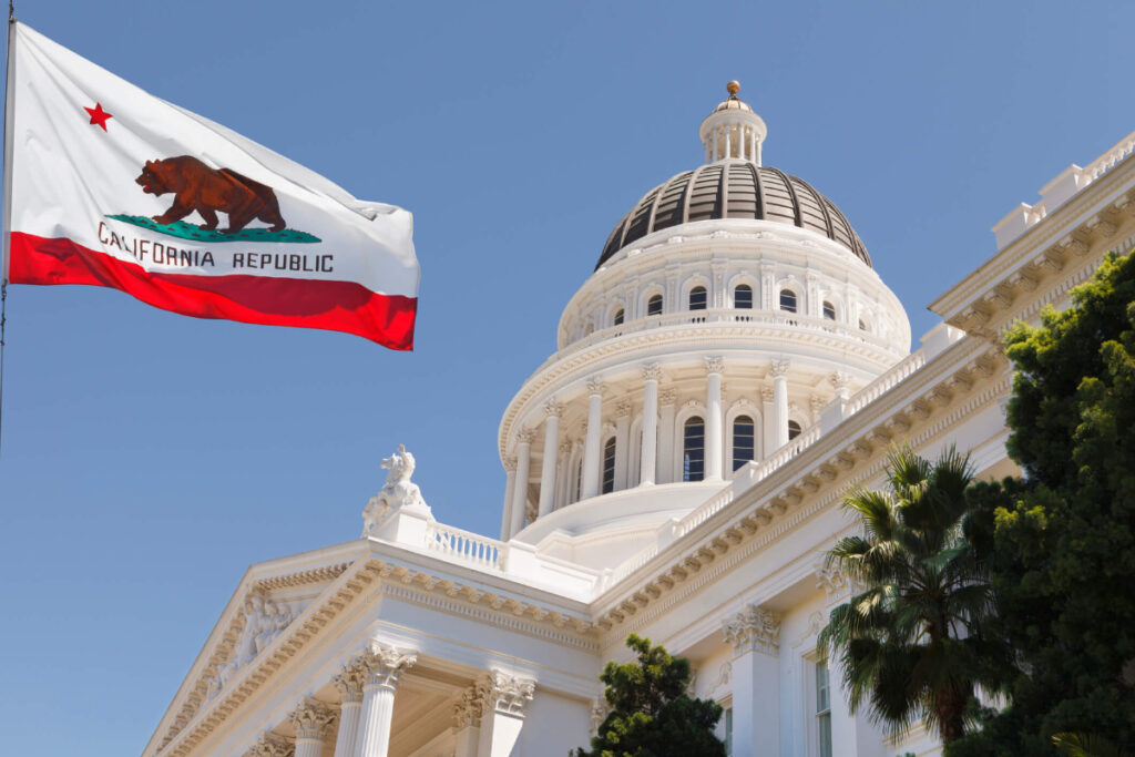 Ley en California permite a inmigrantes acceder a más empleos
