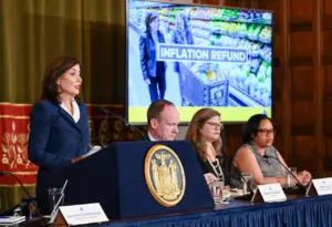 Nueva York enviará cheques de estímulo de hasta $400 por familia
