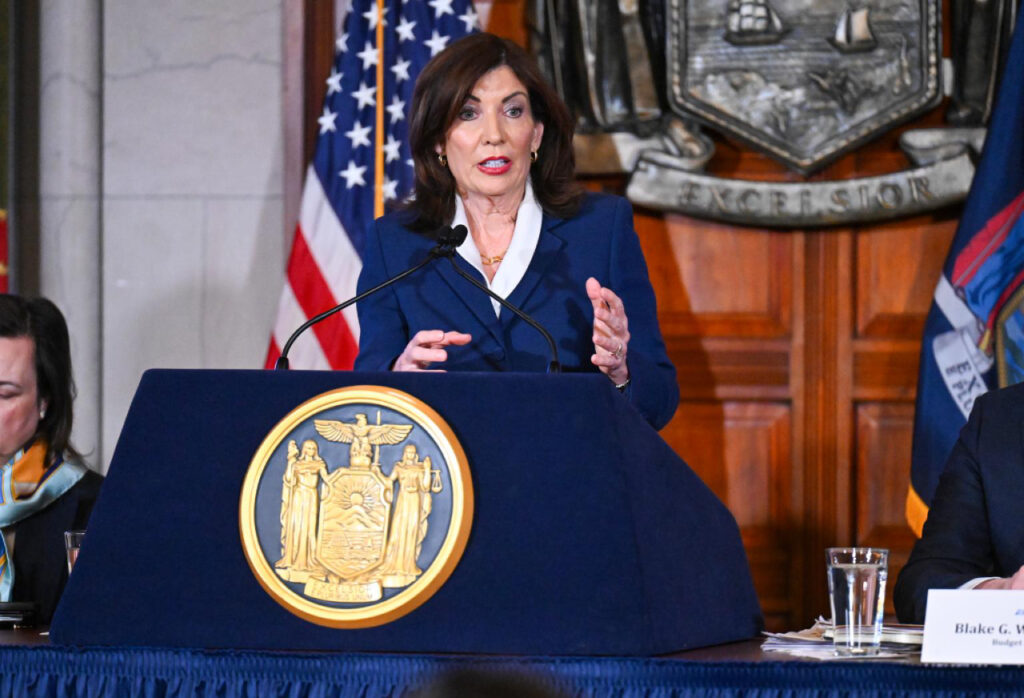 Nueva York enviará cheques de estímulo de hasta $400 por familia