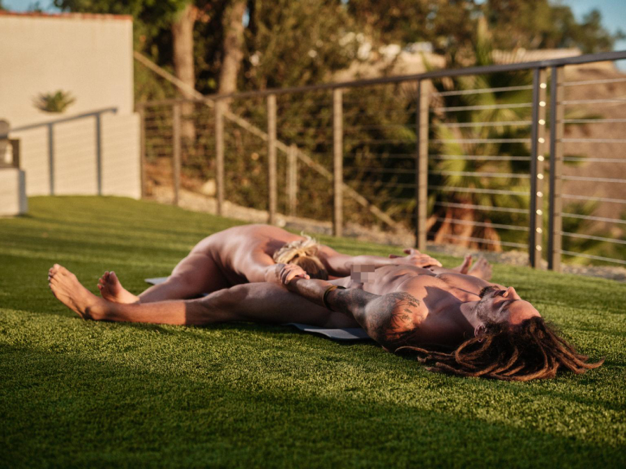 Instructora de yoga desnuda revela las mejores posturas en pareja