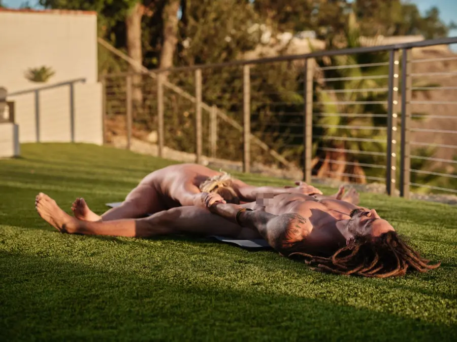 Instructora de yoga desnuda revela las mejores posturas en pareja