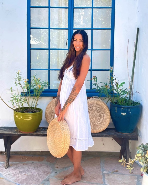 Jannica Klingborg, instructora principal de True Naked Yoga, propone cinco posturas de yoga para principiantes que las parejas pueden hacer desnudas