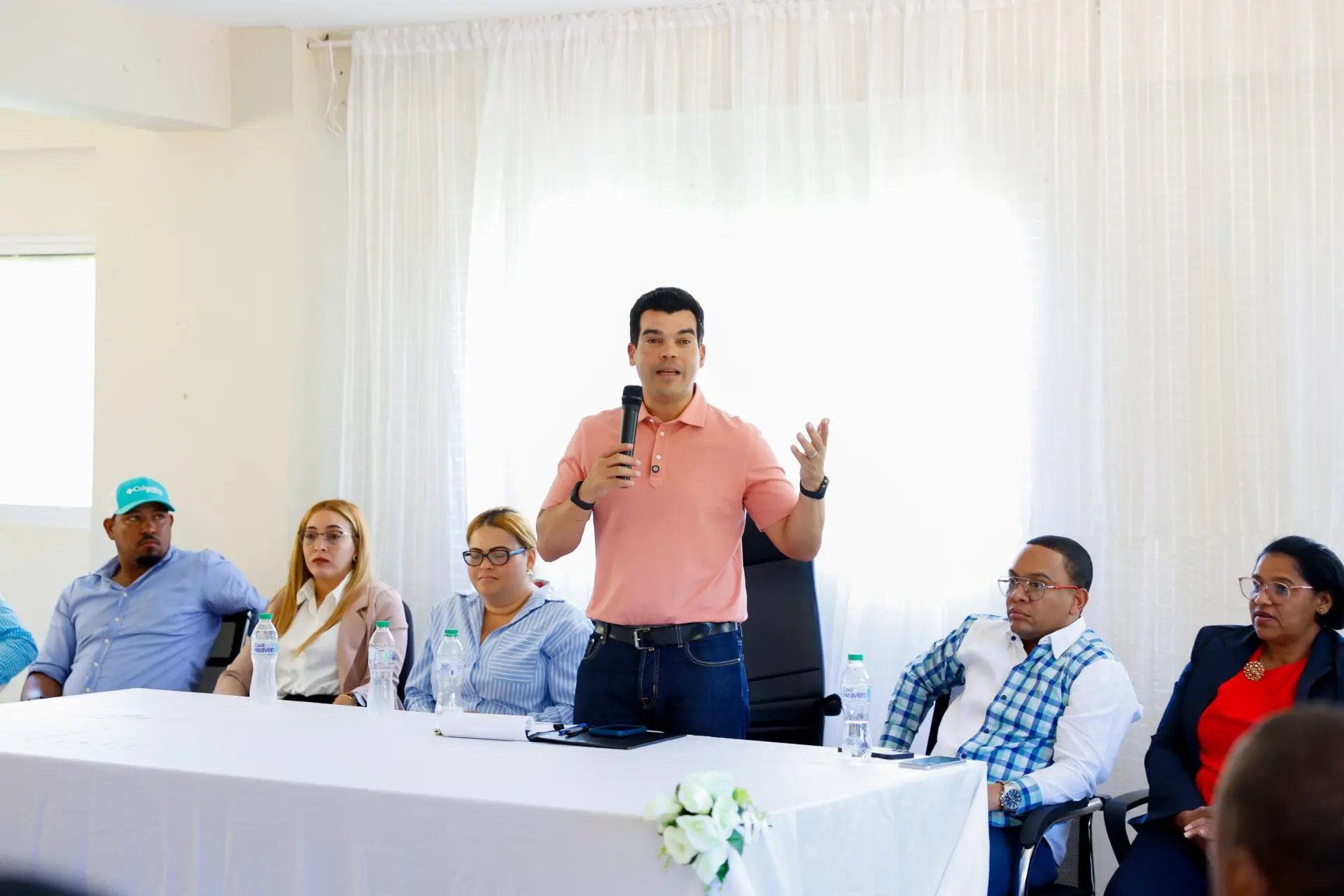 Wellington Arnaud lleva soluciones al sector Los Taínos, Guayabal, provincia Azua