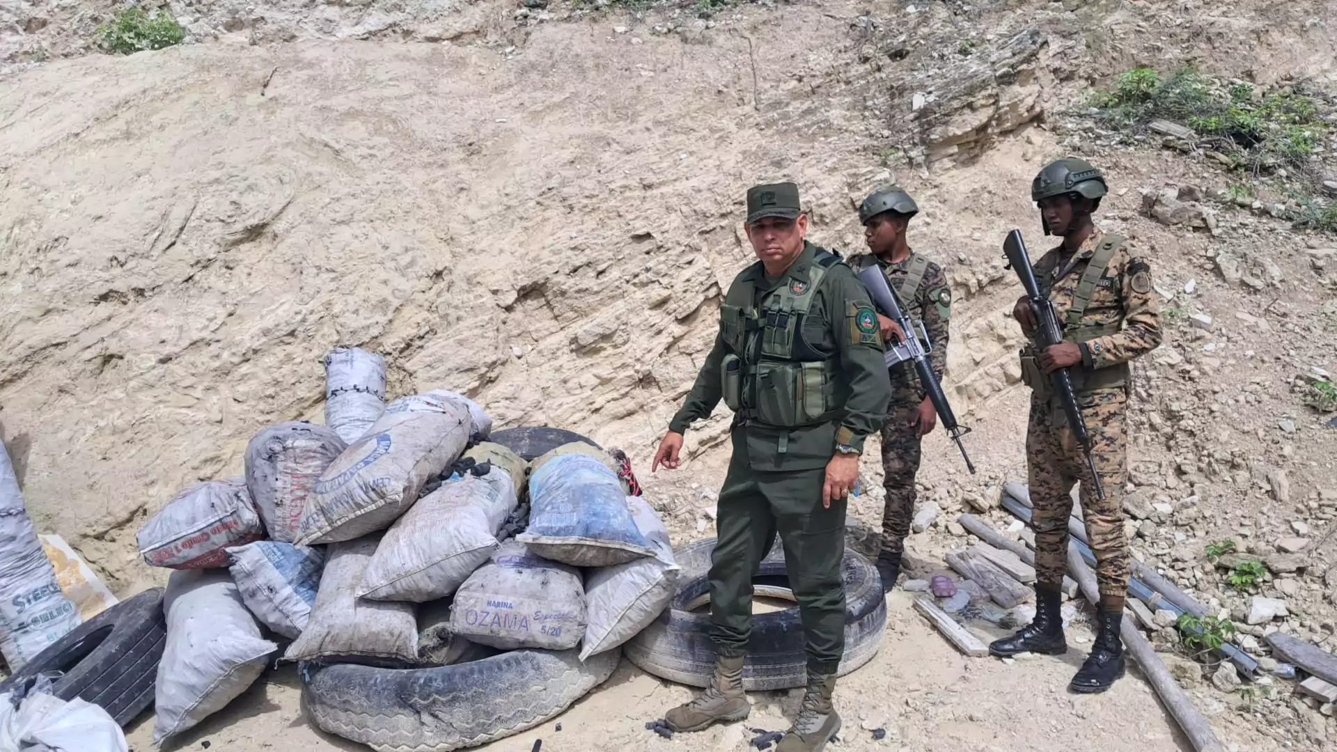 Autoridades incautan carbón y cigarrillos ilegales en operativo en Jimaní